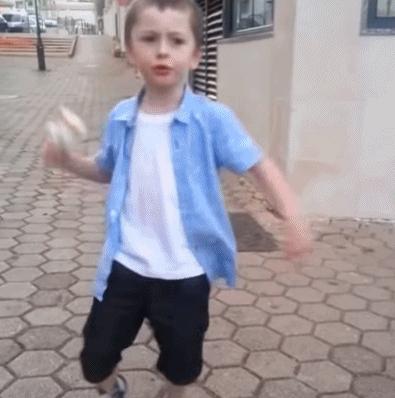 闺蜜生日送蛋糕还是送礼物呢,闺蜜过生日给他送什么零食好呢