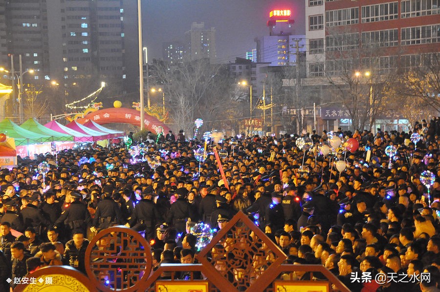 甘肃天水数万民众“上九朝观”祈福纳祥争烧头柱香！（组图）