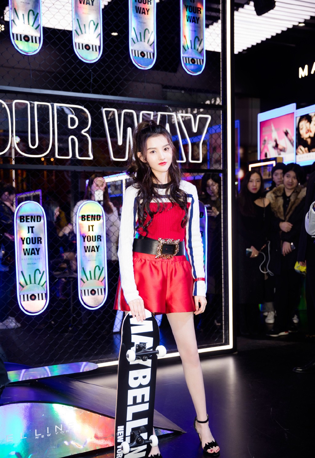 她是《九州缥缈录》的羽然，穿淡蓝色连衣裙配俩小辫，俏皮又可爱