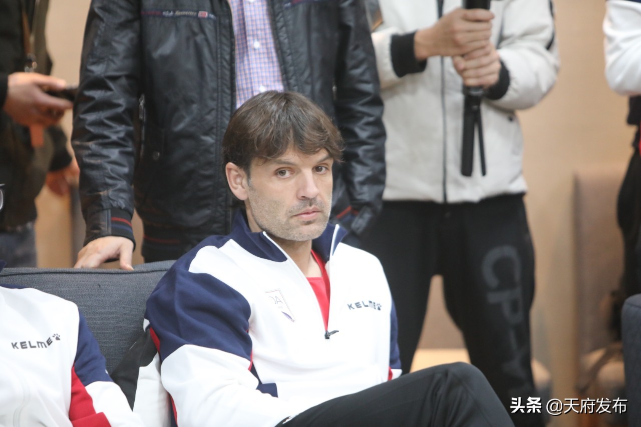 燃爆！巴乔、巴蒂、菲戈等世界足坛传奇齐聚天府新区，重现当年风采