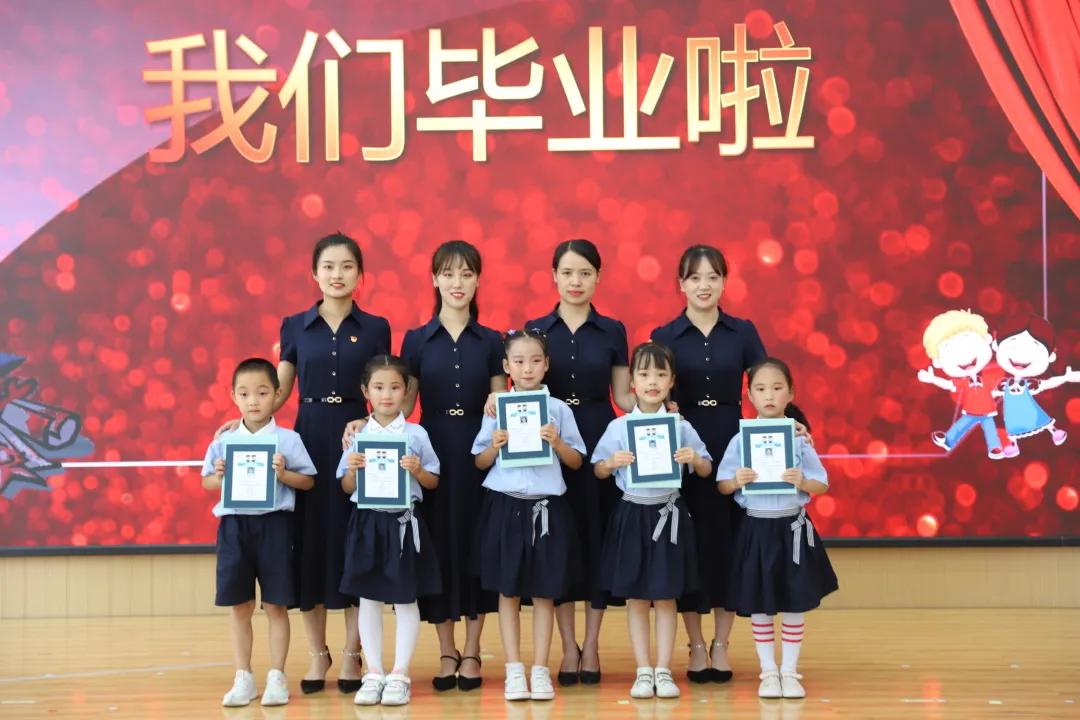 幼儿园老师小朋友表演庆祝七一,西安高新第五幼儿园毕业典礼