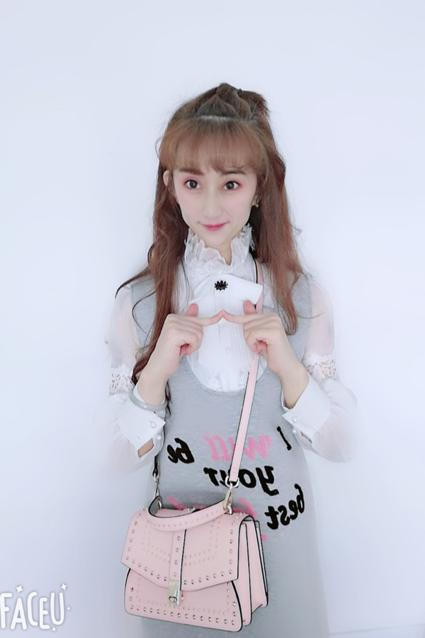 pernelle白色铆钉小包,elle双肩铆钉背包