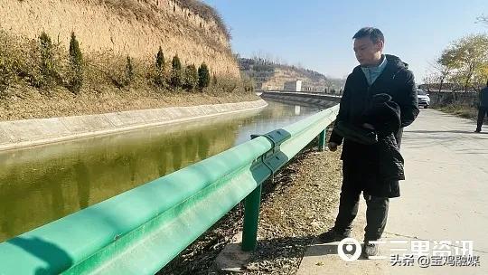 男子高桥上跳水救轻生者,小伙跳水轻生一夜搜救