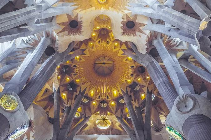 设计大师安东尼奥高迪,西班牙设计大师高迪