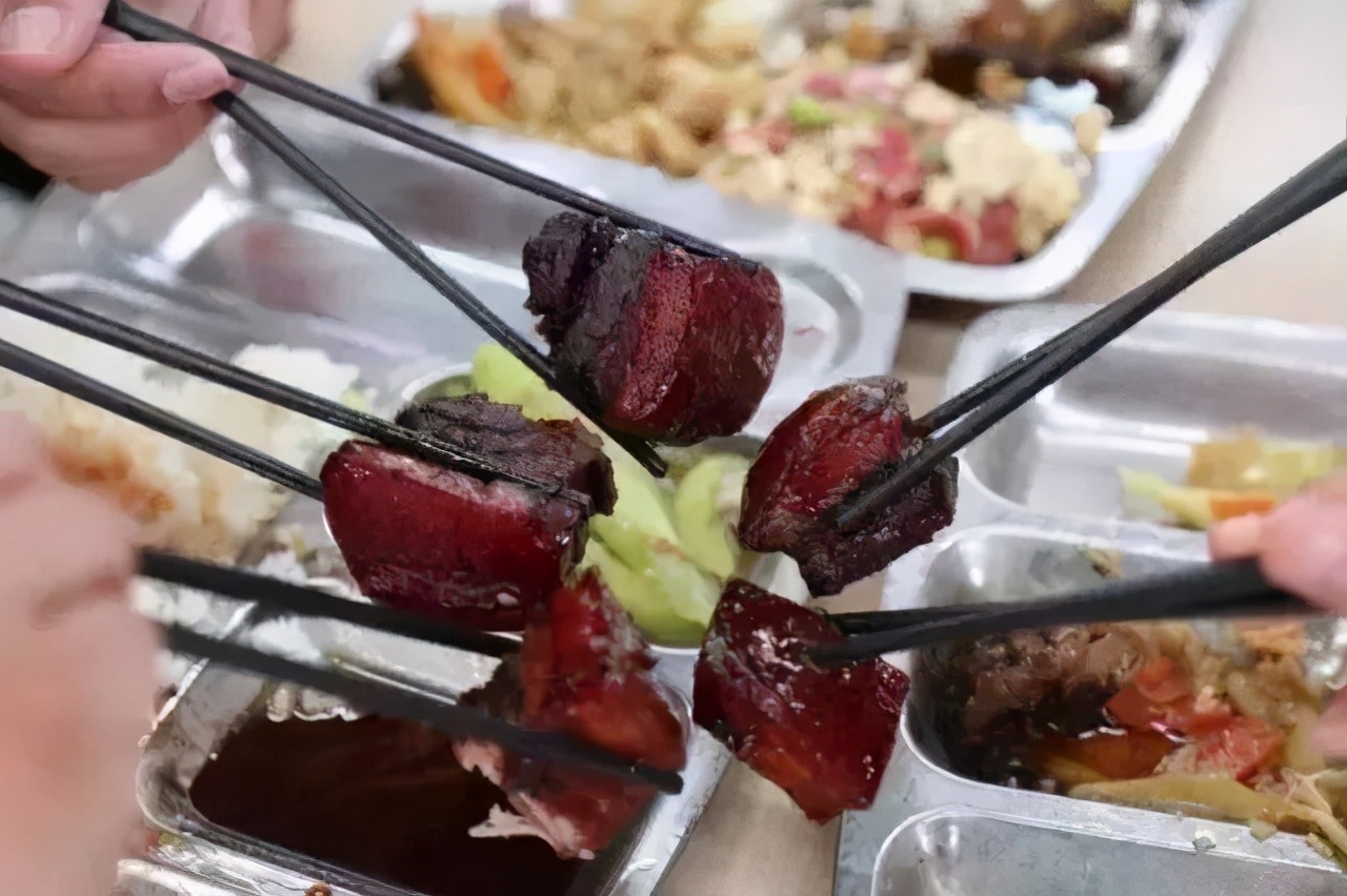 这些高校送的毕业礼物火了，送瓜的，送芯片的，还有送男朋友的