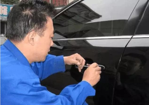 汽车钥匙锁车里怎么办不砸车窗,小车钥匙被锁在车里了如何应急