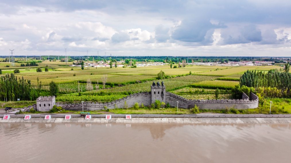 她是滔滔千里黄河的宠儿，阴山之下、河套之上的掌上明珠