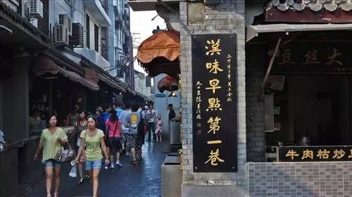 武汉最新最火的小吃一条街,武汉有一条街火了