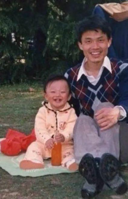 一露面就引起全场大合唱，这首12年前的歌，照样飙升第一