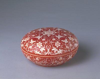 浅绿色釉瓷器,深绿色釉的瓷器