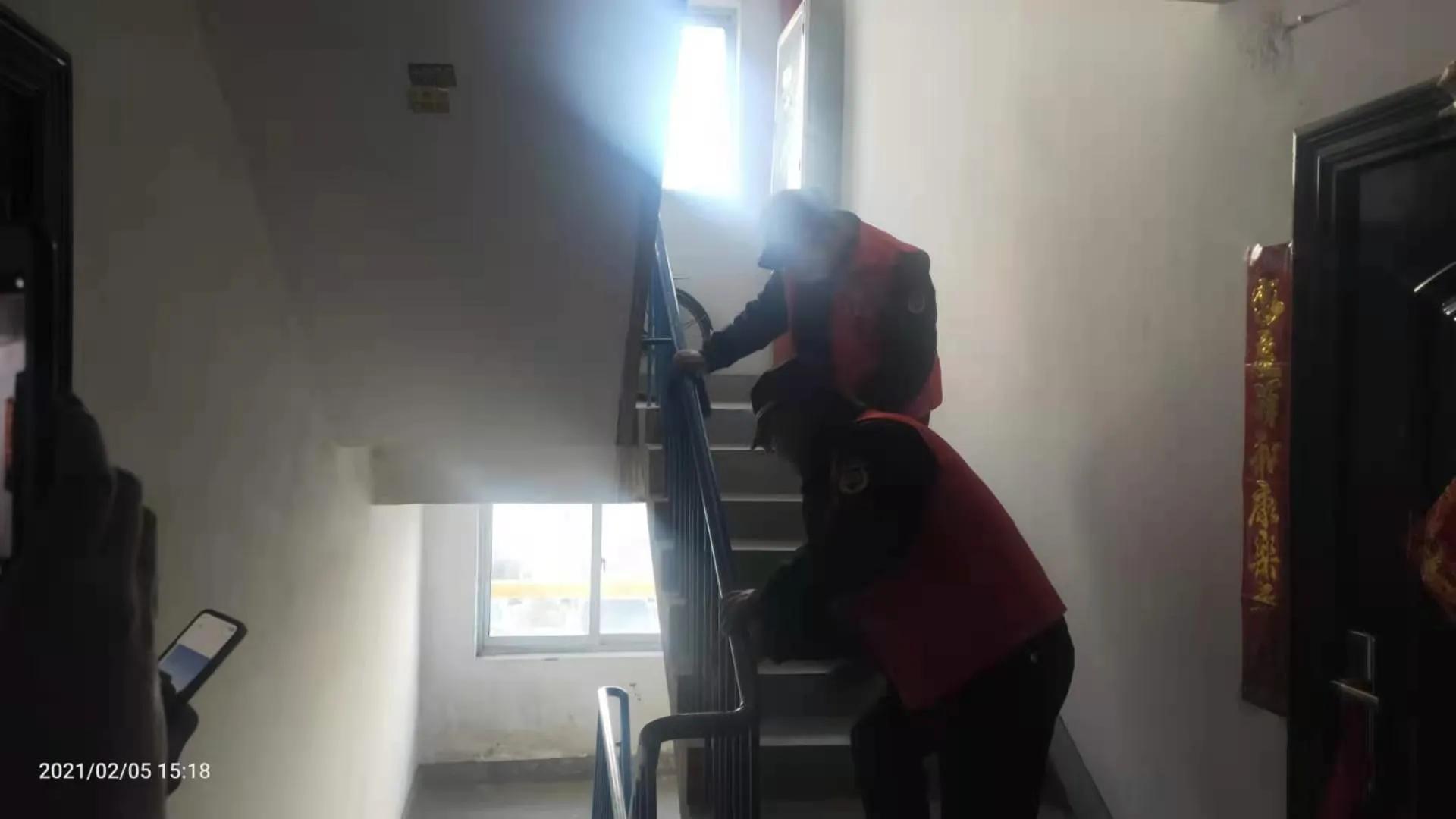 荣华街惠泽社区开展“惠美家美院、泽百户百姓”创城志愿服务活动