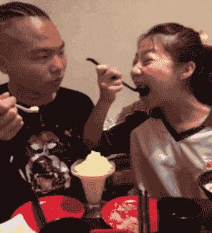 遛狗搞笑图片把主人鞋都追掉,遛狗被猫砸中