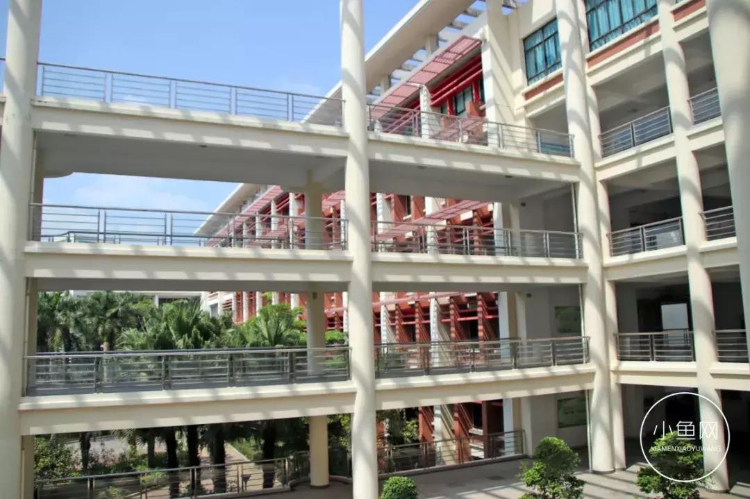 很多人挤破脑袋都想进的学校,万千学子挤破脑袋都要进大学