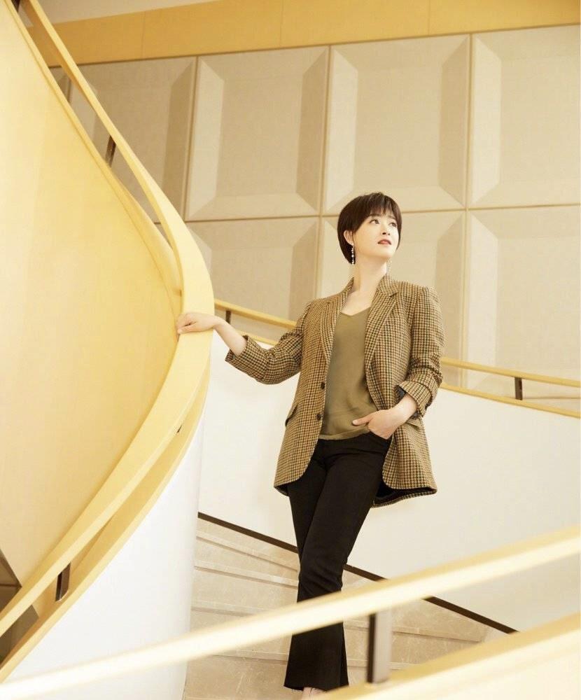 蒋欣同款大衣显瘦高级感正肩,蒋欣又换新发型意外减龄又高级