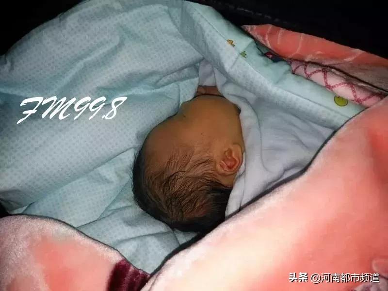 狠心！出生2个月大的婴儿被遗弃在哈尔滨服装城后门！谁是孩子爸妈？监控：一女子拉着拉杆箱，手抱着孩子！