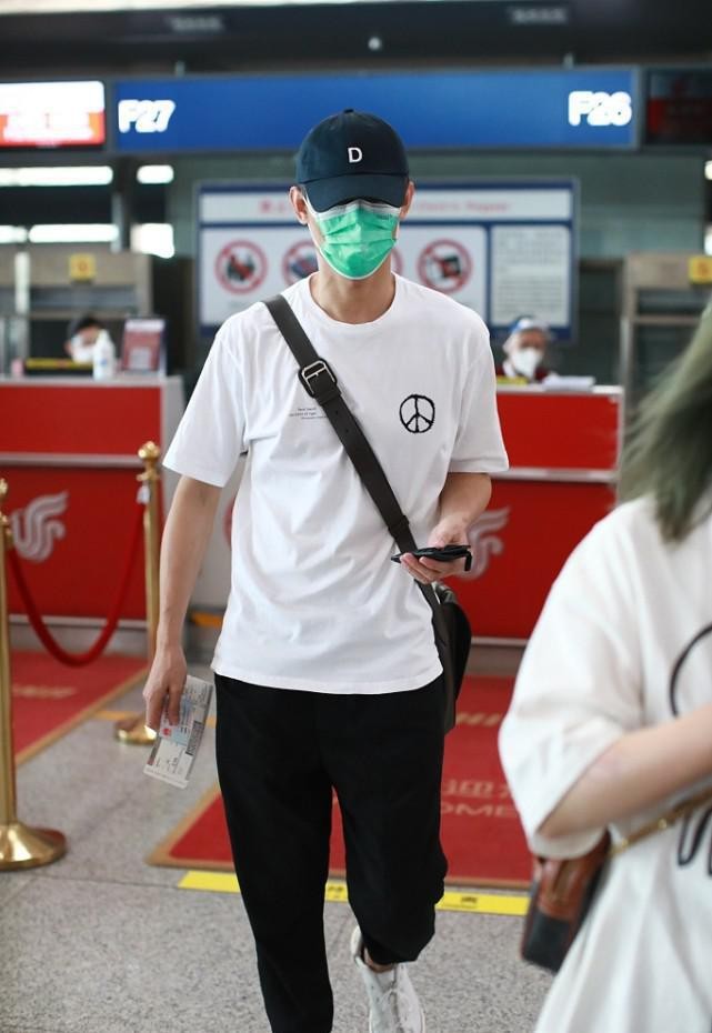 王凯的型男气质抹不掉，白色T恤配束脚裤穿，身材真是没啥挑剔的