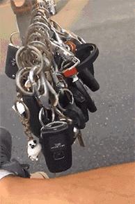 闺蜜生日送蛋糕还是送礼物呢,闺蜜过生日给他送什么零食好呢