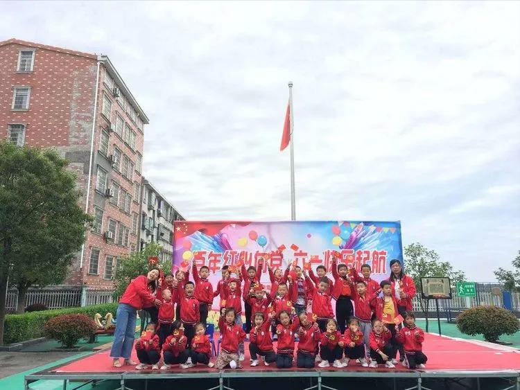 岳阳县鹿角中心幼儿园,幼儿园百年华诞童心向党环创