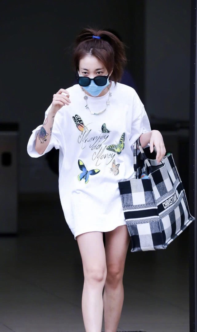 乃万在《青春有你》减肥成功？轻松驾驭短款上衣，性感又不失帅气