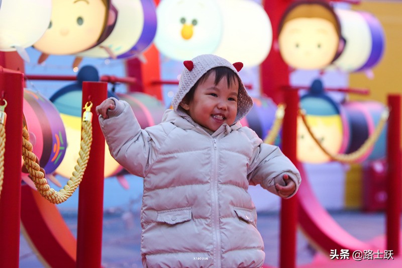 上海迪士尼2022烟花秀点亮新一年,北京三里屯迪士尼灯会