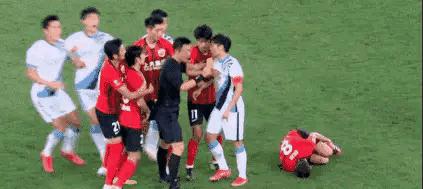 中超吐槽：郑龙掀翻中超最大牌外援，这个犯规有多恶劣