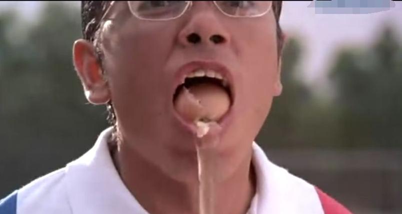 少林足球周星驰被飞铲,少林足球周星驰扔鸡蛋