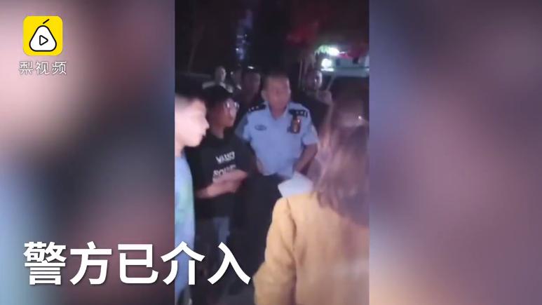沈阳男女当街扑杀流浪狗,沈阳一男女当街抓狗