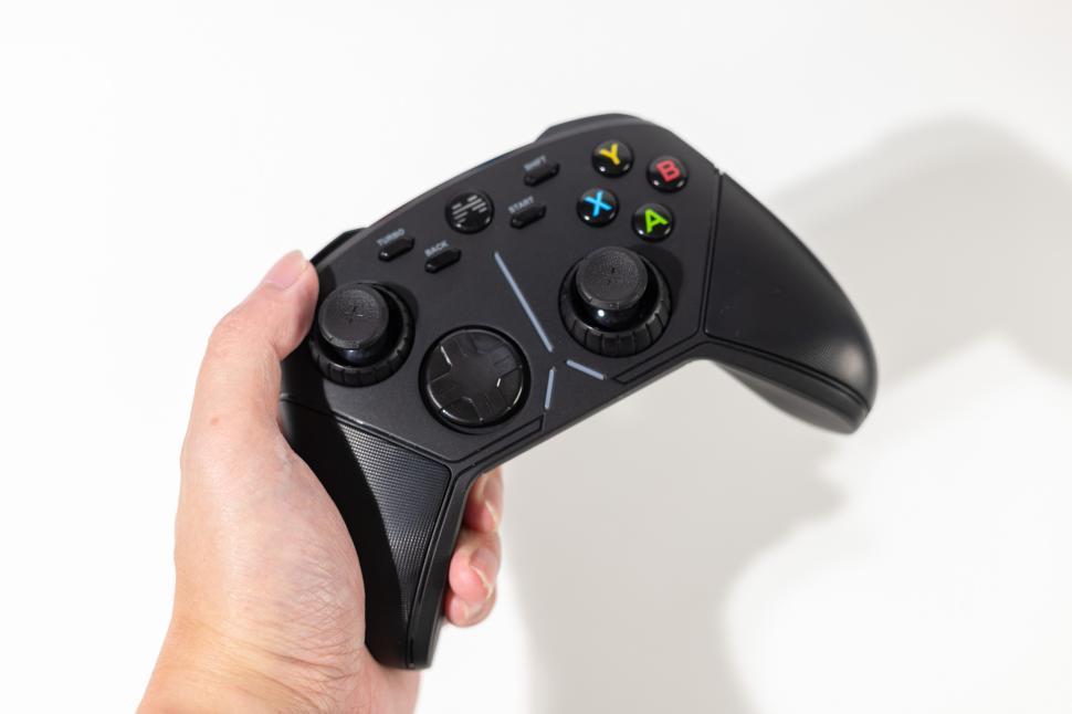 冷饭都比热饭香？极品飞车14重制版，依旧获得高分好评