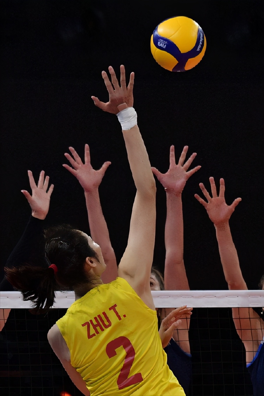 朱婷受伤张常宁焦急拿绷带,朱婷手腕伤势女排赛事