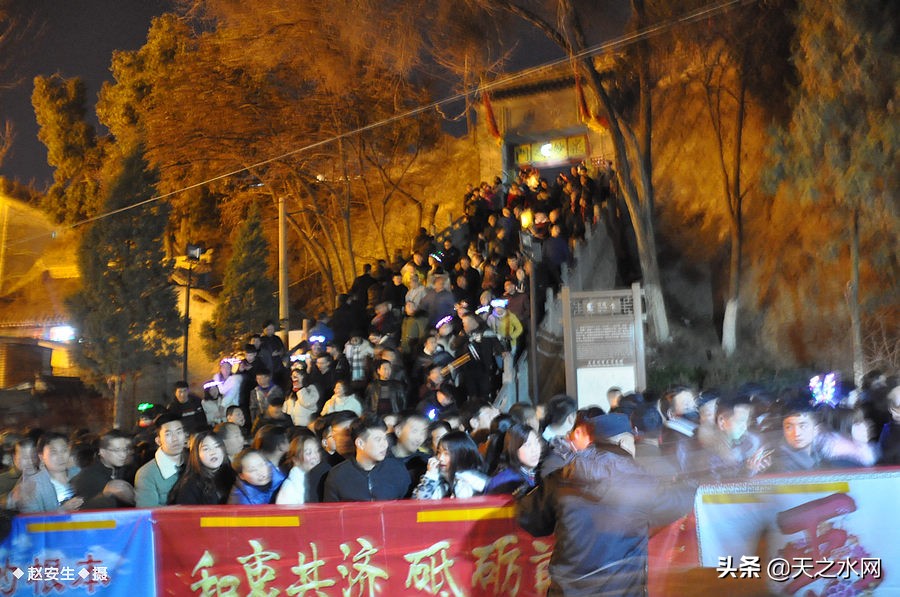 甘肃天水数万民众“上九朝观”祈福纳祥争烧头柱香！（组图）
