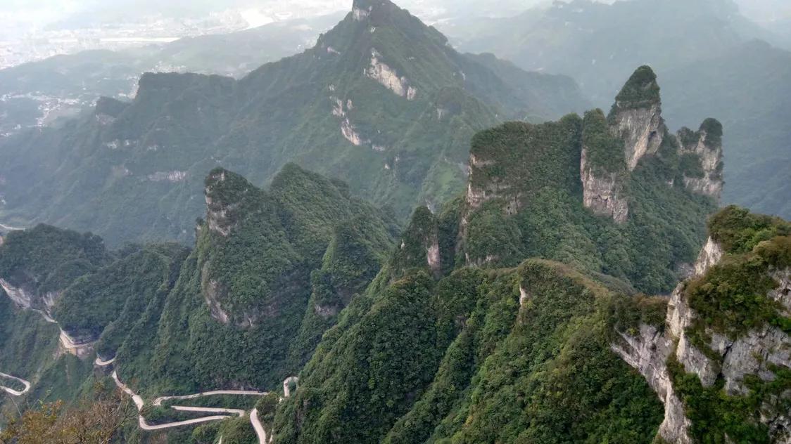 张家界天门山悬崖峭壁的视频,张家界天门山山峰险峻风景秀美