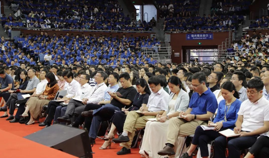 6000余名新生齐上形策课：浙大*党**委书记主讲，鼓励新生不当“佛系青年”，要做“孙悟空”
