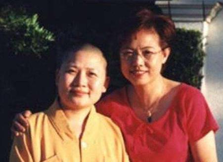 比肩毛阿敏，却因抑郁情伤削发为尼，歌后李娜称这23年每天都充实