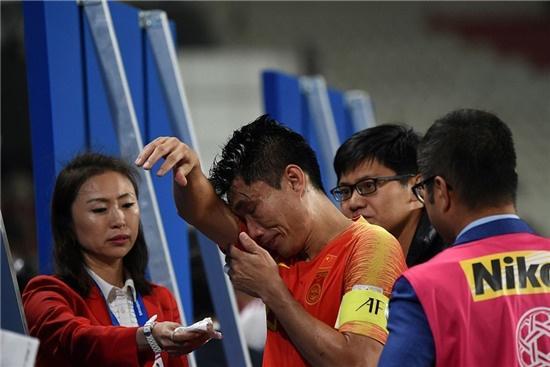 这位39岁国足老将哭的那一瞬间，多少球迷为之流泪，他真的尽力了