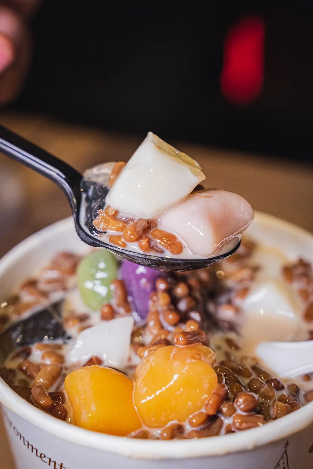 就这家连门都没有的2㎡小店，居然能在上海红17年？