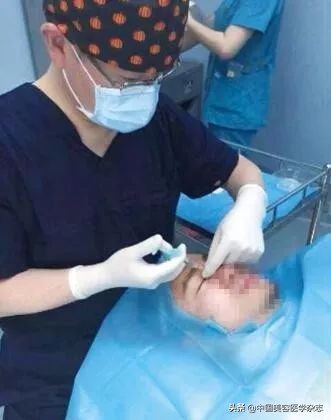 融合中外技术，精雕美容“作品”—记美容医学专家王小民院长