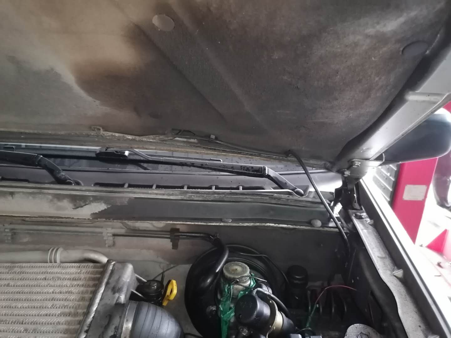 发动机冒白烟蓝烟烧机油,尾气大量冒蓝烟要不要大修发动机