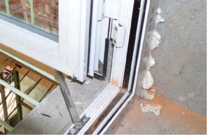 窗户和墙体发泡胶裂缝怎么办,窗框与墙体填缝发泡剂