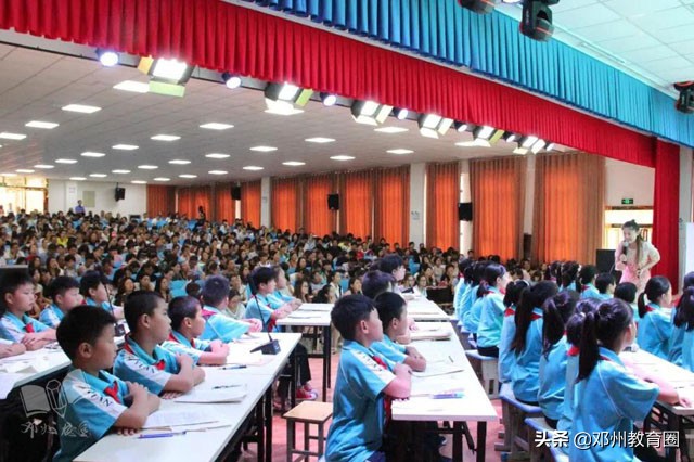 邓州市致远实验学校：桥边观鱼，竹下吟诗！真是师生进校入画来