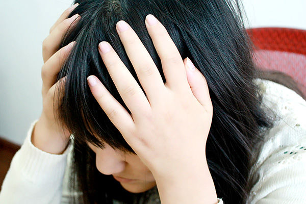 头发上有很多小疙瘩是怎么回事,荨麻疹为什么晚上痒头发里起疙瘩