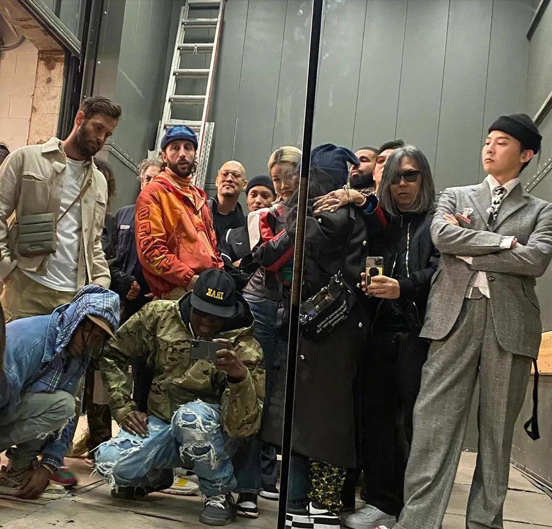 易烊千玺买权志龙同款鞋,易烊千玺助理权志龙鞋