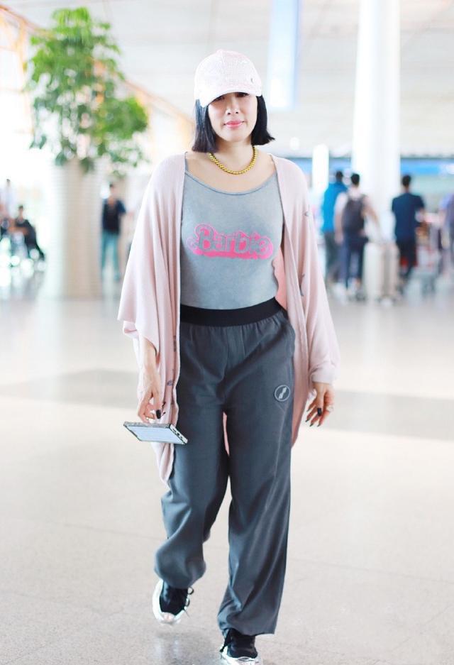 女人过了四十岁别穿大妈装,女人到了四十岁穿衣别太素