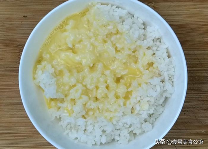 冷冻什锦虾仁蛋炒饭,懒人简单美食系列番茄虾仁炒饭