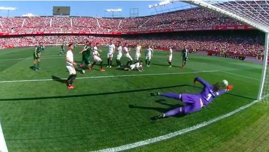 武磊单刀立柱横梁错失进球,武磊失误停球完整版