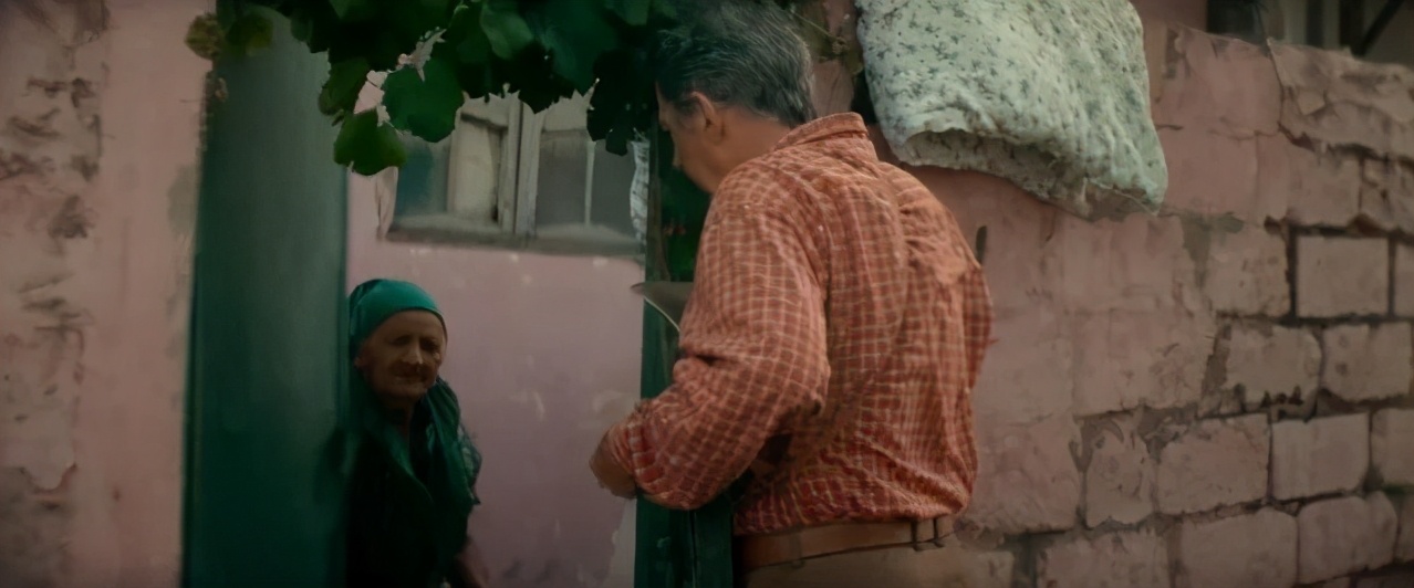 《文胸奇缘》：火车司机拿着文胸到处寻找失主，这影片太不正经了