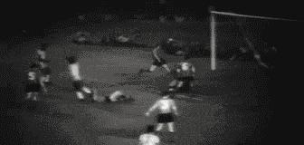 王的两面人生：球技成圣，大嘴无脑的贝利