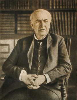 发明大王爱迪生的经历,爱迪生发明电灯的故事300到350字