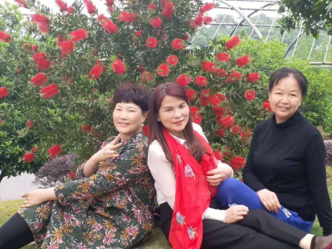 大妈旅游照专用动作,中国大妈外出旅游标准动作