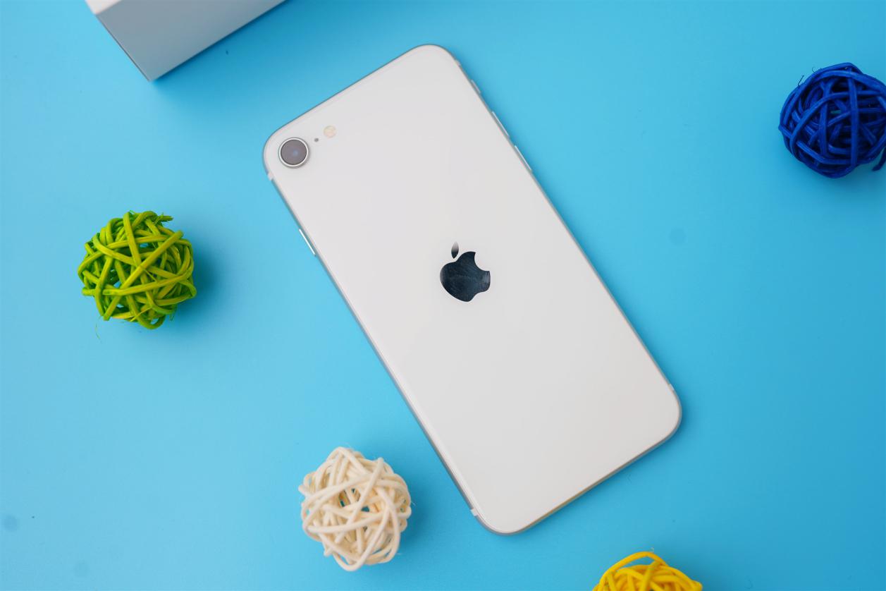 不吹不黑新iphonese真实评测开箱,新一代的苹果se有什么优势