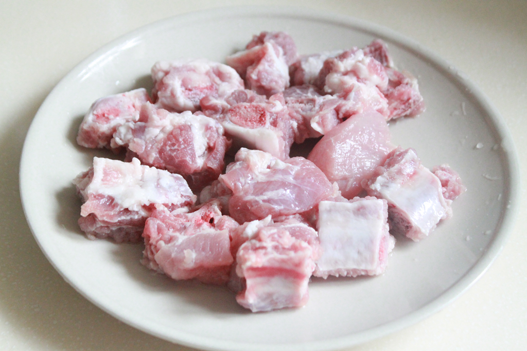 家常红烧排骨的懒人做法配料简单,红烧排骨家庭超简单做法